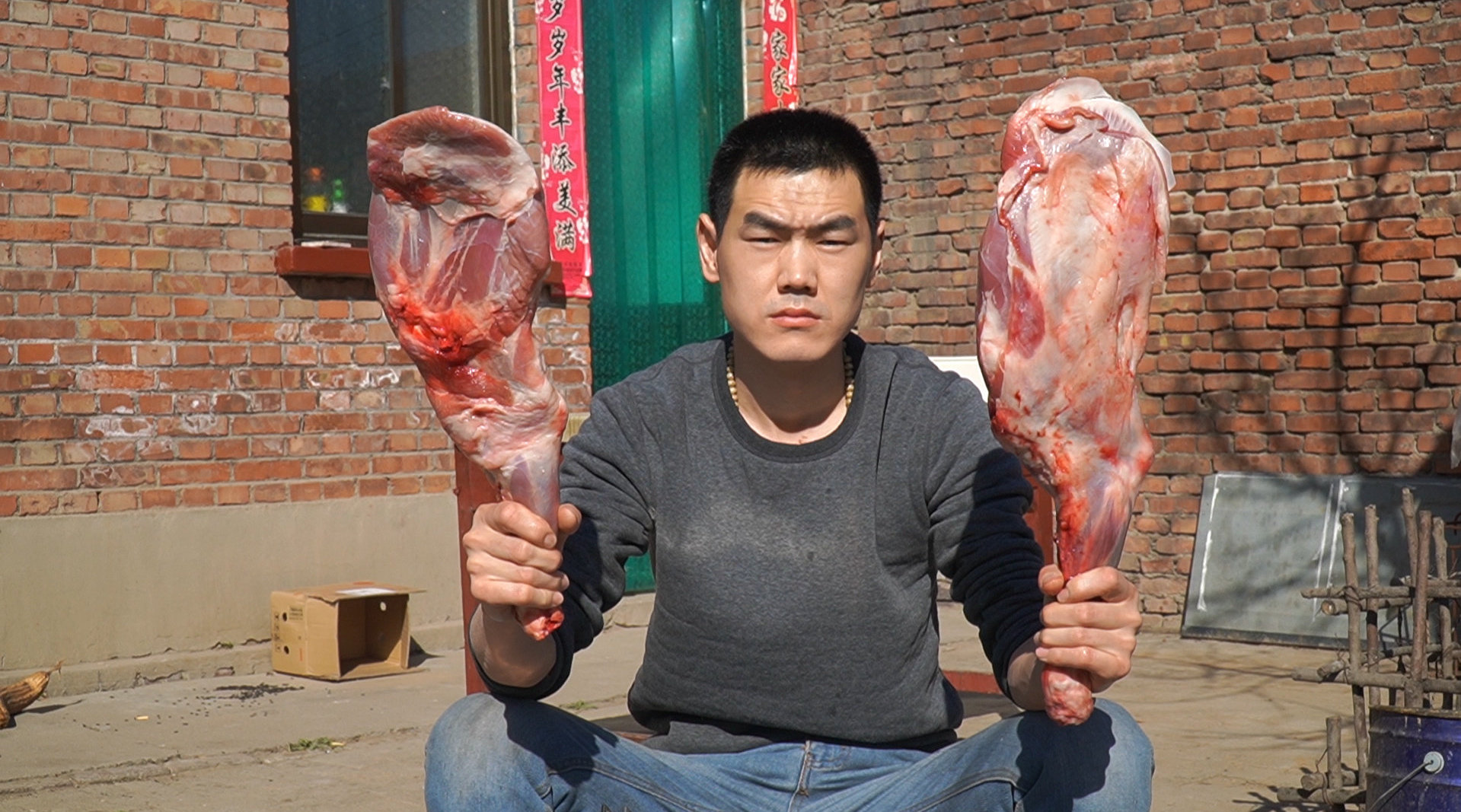 阿远小舅子来家吃羊腿...